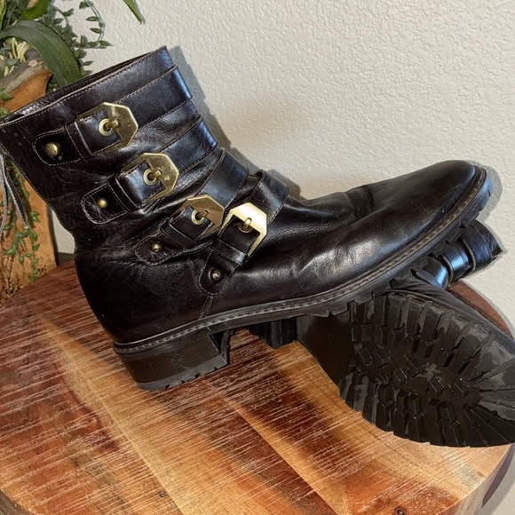 STUART WEITZMAN leather combat boots, brown, brass buckle/straps, lug sole. 7 - Picture 3 of 17